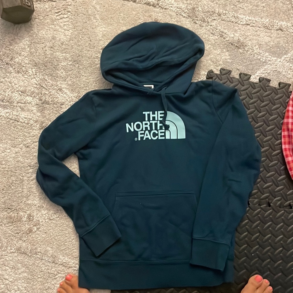 Womens medium northface sweatshirt. From smoke and pet free home